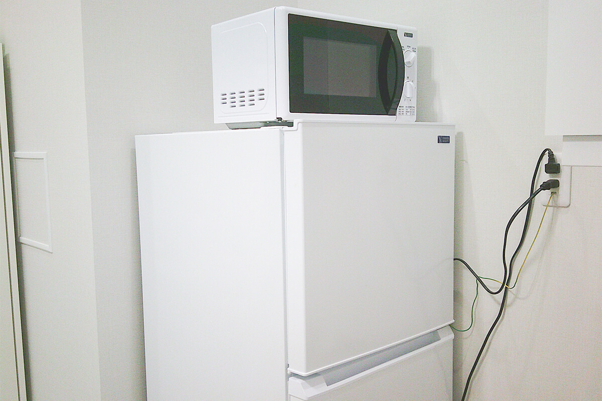 スタッフルームの電子レンジと冷蔵庫